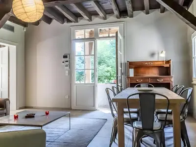 Coin salon dans l'établissement Charmante demeure au coeur des Bois