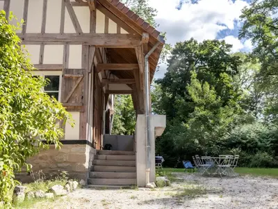 Jardin de l'établissement Charmante demeure au coeur des Bois