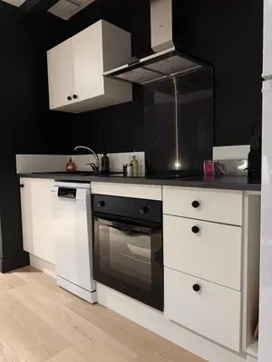 Cuisine ou kitchenette dans l'établissement La Suite Miroir - Baignoire balnéo