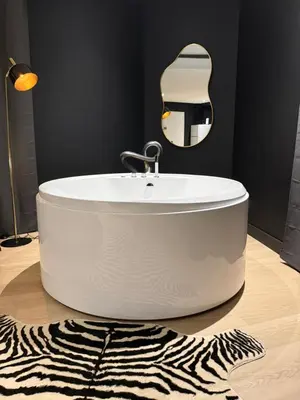 Salle de bains dans l'établissement La Suite Miroir - Baignoire balnéo