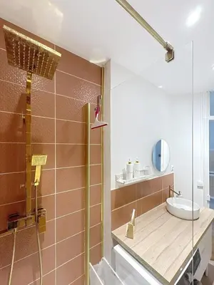 Salle de bains dans l'établissement Extrabrut