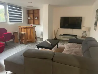 Télévision ou salle de divertissement dans l'établissement Appartement dans un cadre bucolique