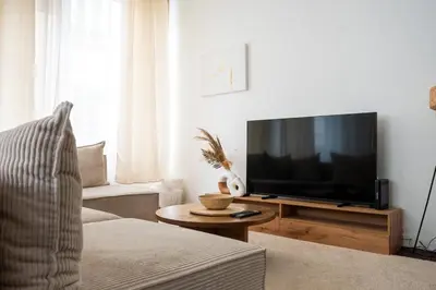 Télévision ou salle de divertissement dans l'établissement Le Distingué
