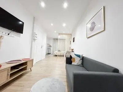 Télévision ou salle de divertissement dans l'établissement Élégant studio rénové Confort et tranquillité