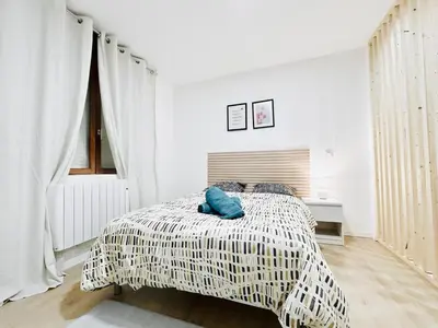 Un ou plusieurs lits dans un hébergement de l'établissement Élégant studio rénové Confort et tranquillité