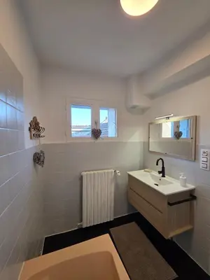 Salle de bains dans l'établissement Maison centrale Hautvillers Berceau du Champagne
