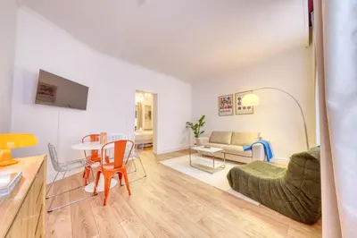 Télévision ou salle de divertissement dans l'établissement Le Bauhaus