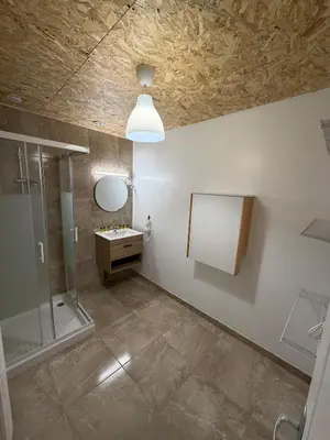 Salle de bains dans l'établissement Le Champenois