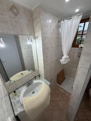 Salle de bains dans l'établissement Le Chalet