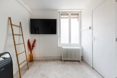 Télévision ou salle de divertissement dans l'établissement Le Rétro with private parking