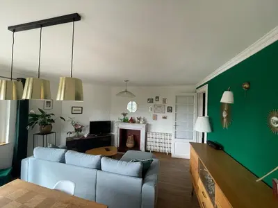Coin salon dans l'établissement Joli appartement secteur Mézières