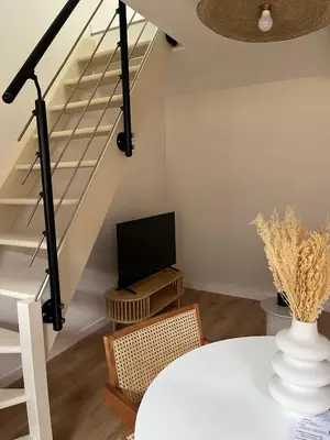 Télévision ou salle de divertissement dans l'établissement Suite Serment by Collection Aura - 4p - Hypercentre Charleville-Mézières à deux pas de la Place Ducale