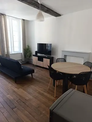 Télévision ou salle de divertissement dans l'établissement Appartement Cosy du château