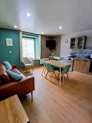 Télévision ou salle de divertissement dans l'établissement Les Reflets de Meuse