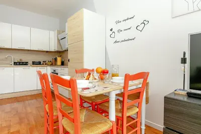 Cuisine ou kitchenette dans l'établissement Escapade à Meaux-Terrasse et proche de Disneyland