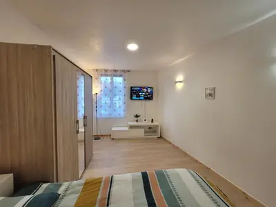 Télévision ou salle de divertissement dans l'établissement Appartement entier au rez- de- chaussée