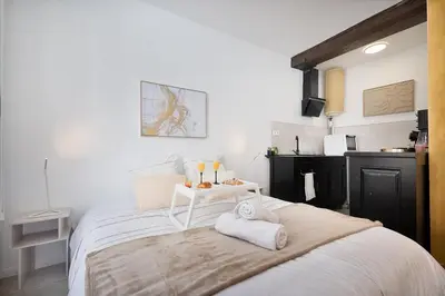 Un ou plusieurs lits dans un hébergement de l'établissement Studio Vue Cathédrale Hyper Centre Ville