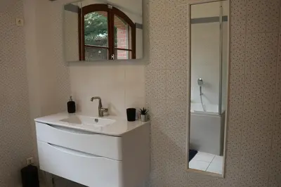 Salle de bains dans l'établissement Gîtes 14 personnes à Ludes