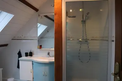 Salle de bains dans l'établissement Gîtes 14 personnes à Ludes