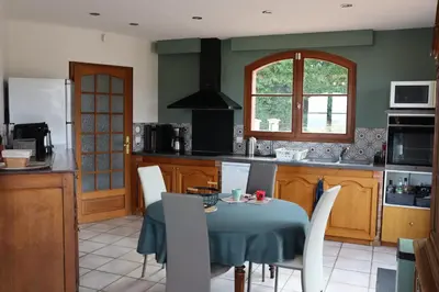 Cuisine ou kitchenette dans l'établissement Gîtes 14 personnes à Ludes