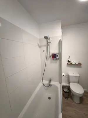 Salle de bains dans l'établissement Charmant T2 proche Disney terrasse et parking souterrain