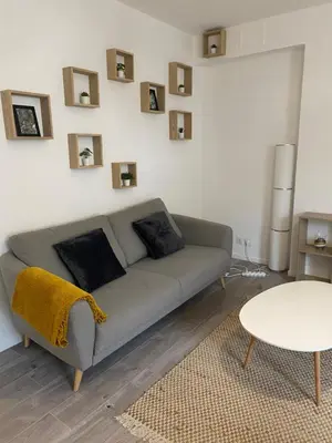 Coin salon dans l'établissement Central avec 2 grandes chambres doubles bien séparées