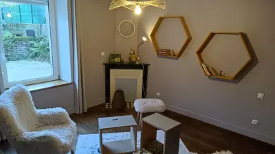 Coin salon dans l'établissement brouillon Maison de famille, 4 chambres, 10 couchages, piscine 1N pb nb chambres