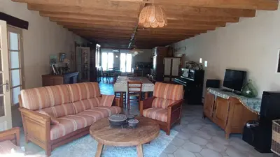 Télévision ou salle de divertissement dans l'établissement brouillon Maison de famille, 4 chambres, 10 couchages, piscine 1N pb nb chambres