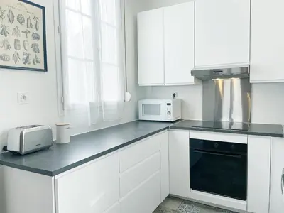 Cuisine ou kitchenette dans l'établissement Le Central - 6 voyageurs en hyper centre-ville avec wifi