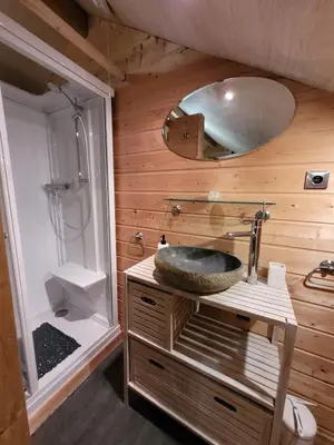 Salle de bains dans l'établissement Maison centre ville au calme avec patio et garage