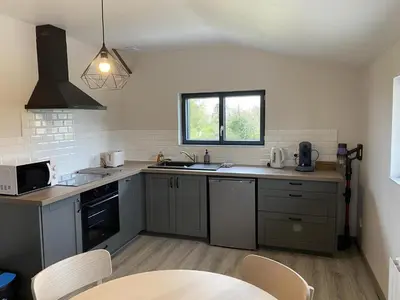 Cuisine ou kitchenette dans l'établissement Les redeles