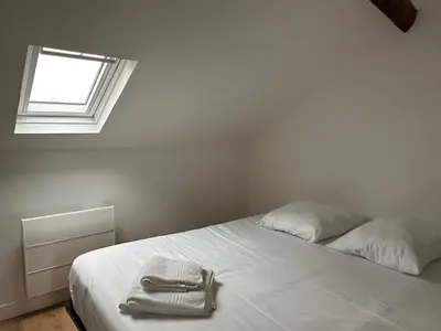 Un ou plusieurs lits dans un hébergement de l'établissement Appartement Luna 8p Vue Hôtel de Ville Charleville