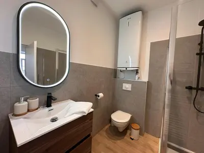 Salle de bains dans l'établissement Appartement Luna 8p Vue Hôtel de Ville Charleville