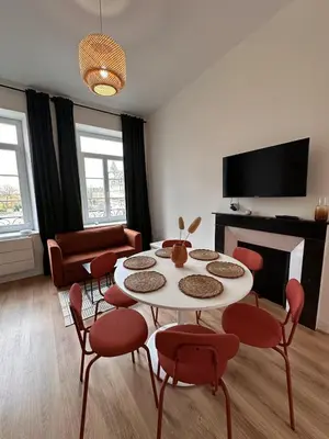 Télévision ou salle de divertissement dans l'établissement Appartement Luna 8p Vue Hôtel de Ville Charleville