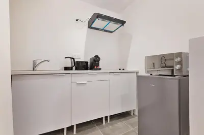 Cuisine ou kitchenette dans l'établissement Prestige Cathedral Renovated T3 Downtown