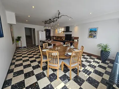 Coin salon dans l'établissement Gîte En bord de rivière