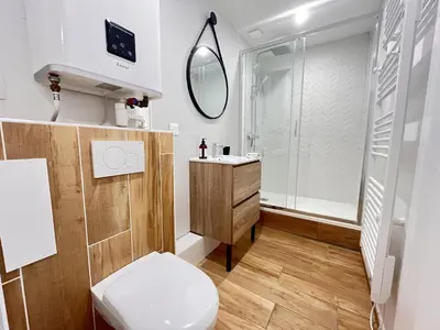Salle de bains dans l'établissement Paris 21 - Studio charmant proche du centre-ville