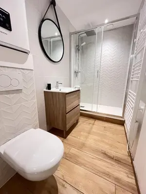 Salle de bains dans l'établissement Paris 24 - Studio calme, cosy proche centre Reims