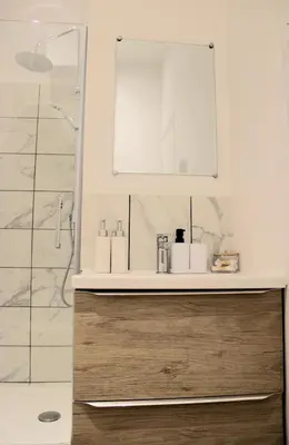 Salle de bains dans l'établissement Studio with bedroom near train station