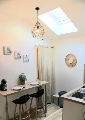 Cuisine ou kitchenette dans l'établissement Studio with bedroom near train station