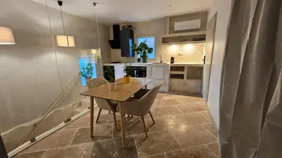 Cuisine ou kitchenette dans l'établissement La suite Saule