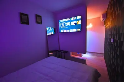 Télévision ou salle de divertissement dans l'établissement Le Sanctuaire Hirson, Spa Privatif, Sauna