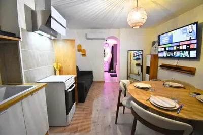 Cuisine ou kitchenette dans l'établissement Le Sanctuaire Hirson, Spa Privatif, Sauna