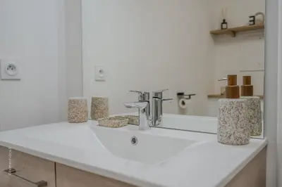 Salle de bains dans l'établissement T2 familial avec jardin, calme à 15 min de Disney