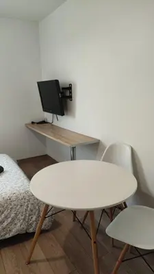 Télévision ou salle de divertissement dans l'établissement Charmant Studio proche du centre et des commodités