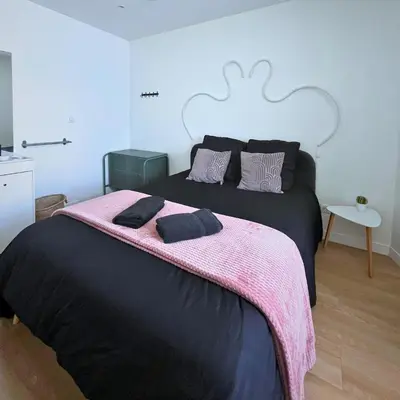 Un ou plusieurs lits dans un hébergement de l'établissement Combo centre-ville - 8 pers - 3 chambres avec salle de bain