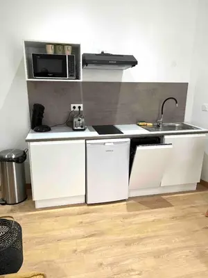 Cuisine ou kitchenette dans l'établissement SYMPA 1 Bedroom 1BR Center of Reims Parking