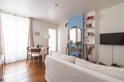 Télévision ou salle de divertissement dans l'établissement Central fully equiped apartment near Cathedral
