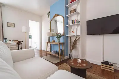 Télévision ou salle de divertissement dans l'établissement Central fully equiped apartment near Cathedral