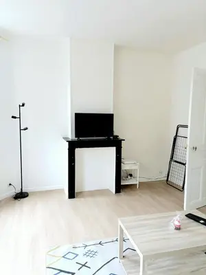Télévision ou salle de divertissement dans l'établissement Clarté et confort à deux pas de la gare